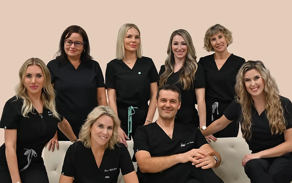 Les membres de l'équipe souriants de M.A. Clinique
