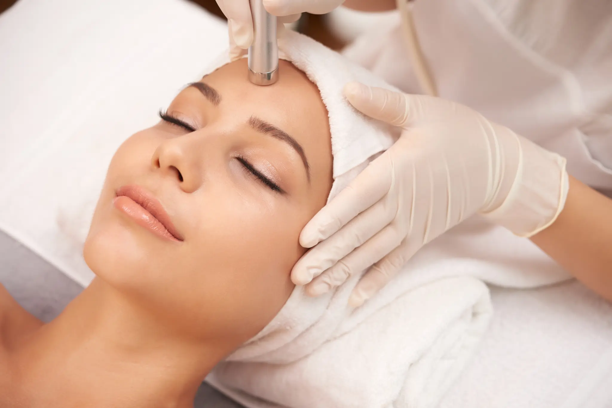 Séance de microdermabrasion en clinique esthétique