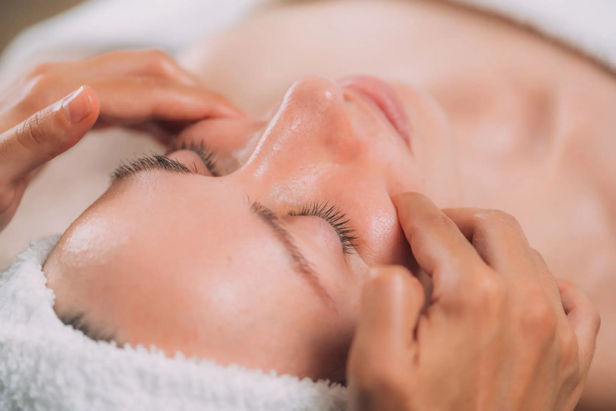 Soin du visage relaxant et massage manuel en clinique